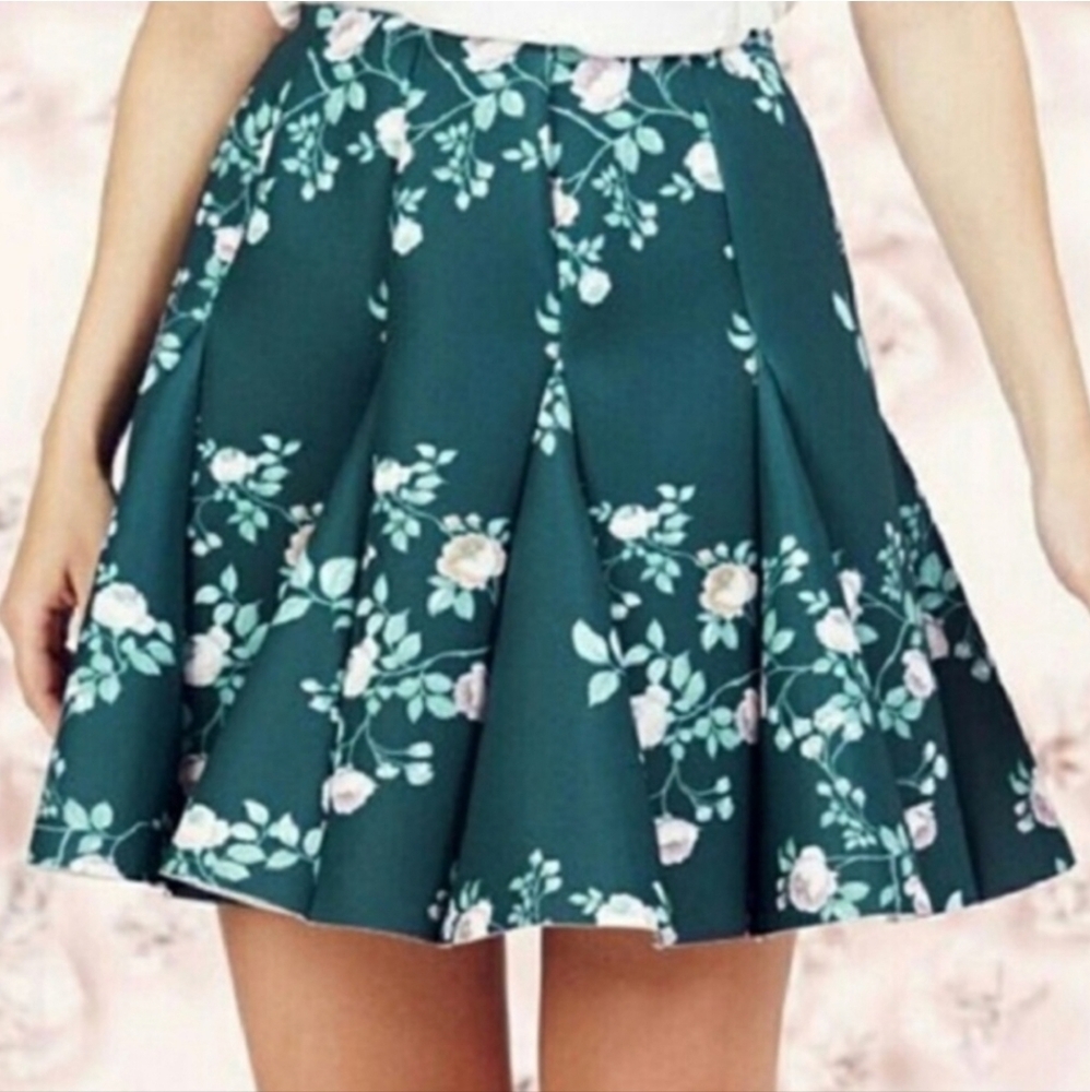 ***SOLD***LC Lauren Conrad Runway Pleated Floral Mini Skirt Sz 4